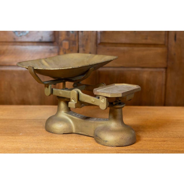 An English brass weighing scale from the 20th century, stated to weigh up to 28lbs. This 20th-century English brass...