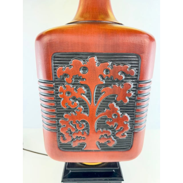 Vintage Chinoiserie Red and Black Ceramic Table Lamp With Gold-Lined Shade For Sale - Image 4 of 14