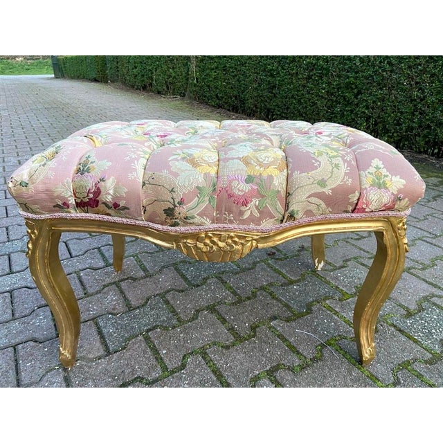French 1990's French Louis XVI Gilt Ottoman Bench – Pink Tufted Damask Upholstered Seat For Sale - Image 3 of 8