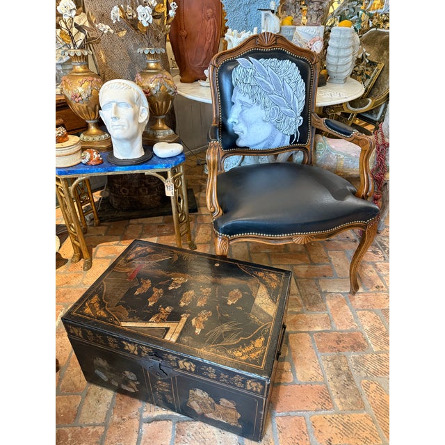 Onyx Vintage Black Chinese Lacquered Wood Blanket Chest With Hand-Painted Figural Scenes. For Sale - Image 8 of 8