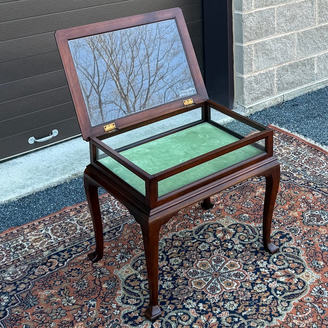 American 1970s Statton Oldtowne Cherry Traditional Georgian Curio Display Side Table For Sale - Image 3 of 14