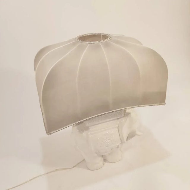 Large table lamp or desktop of the Spanish brand Cetres, of the 70s. White ceramic body enameled in the shape of an Indian...