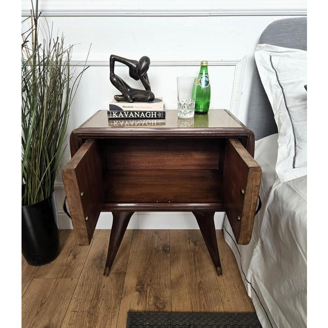 Mid-Century Art Deco Italian Nightstands in Walnut and Glass Top, 1950s, Set of 2 For Sale - Image 3 of 10