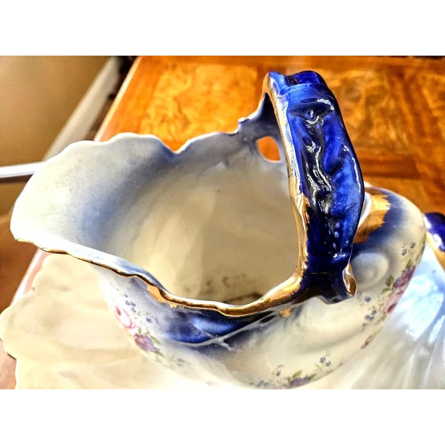 White Late 19th Century Staffordshire Floral Seashell Chamber Wash Basin & Pitcher, Gold Trim For Sale - Image 8 of 10