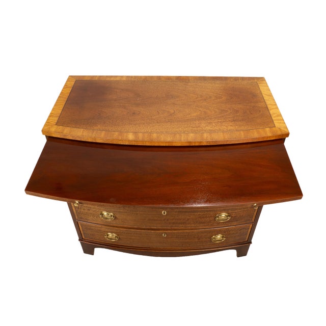 Traditional 1980s Baker Furniture Georgian Inlaid Banded Mahogany Bowfront Bachelor Chest of Drawers For Sale - Image 3 of 17