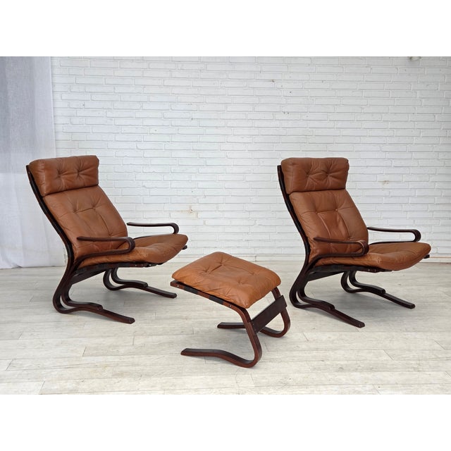 1970s, Norwegian design by Else &amp; Nordahl Solheim. Set of 2 chairs with footstool, model "Kengu". Brown furniture...