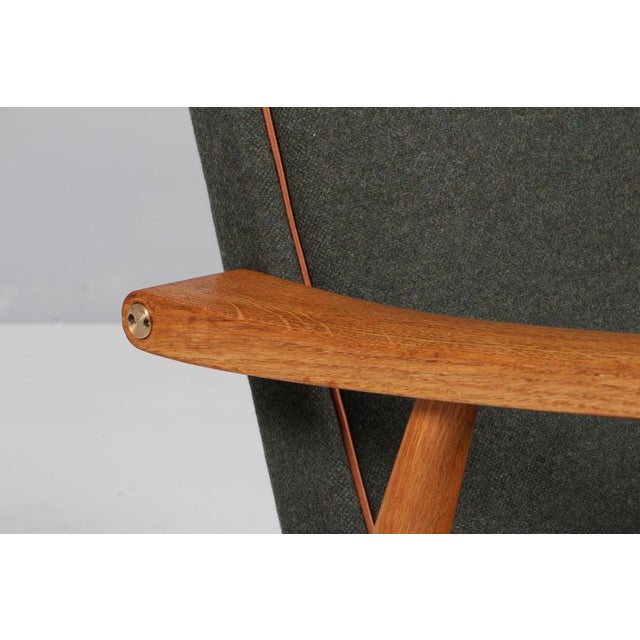 Model Ge-260 Lounge Chair in Oak and Wool by Hans J. Wegner for Getama, 1960s For Sale - Image 6 of 9