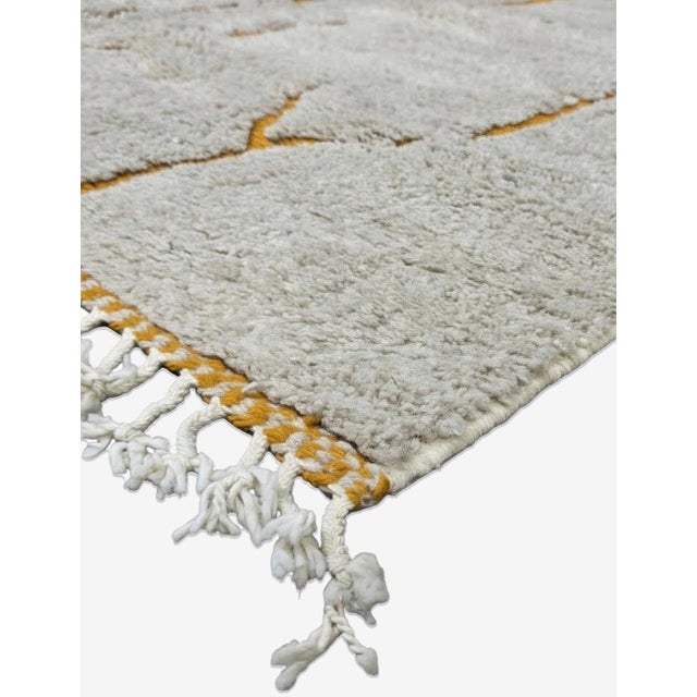 Grey & Gold Moroccan Rug – Handmade Contemporary Berber Wool Carpet This elegant handmade Moroccan rug features a soft...