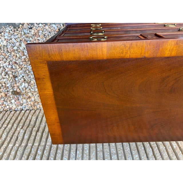 Chippendale Late 20th Century Hekman Copley Place Georgian Chippendale Style Inlaid Flame Mahogany Bachelors Chest/ Nighstand For Sale - Image 3 of 18