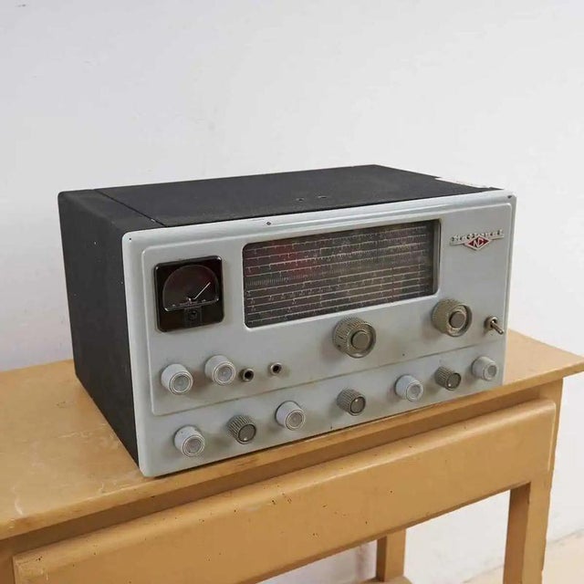 Discover this vintage National radio, a charming piece of 20th-century design. Crafted in an elegant gray finish, this...