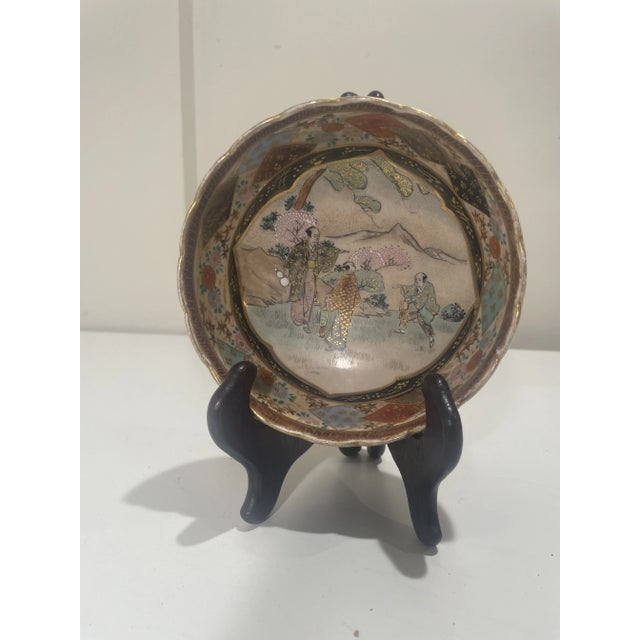 A Japanese Satsuma pottery bowl from the Meiji era in excellent condition. The bowl has a scalloped rim with interior...