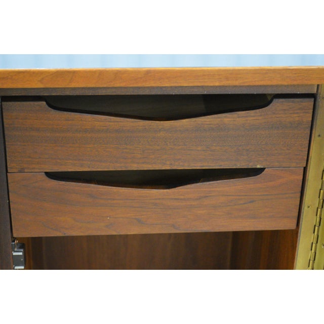 1960s Founders Furniture Co. Jack Cartwright Walnut Flip Top Rolling Bar Service Cart For Sale - Image 9 of 12