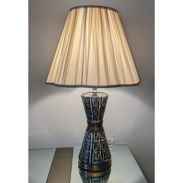Mid-Century Modern Mid 20th Century Hollywood Regency Meets Atomic Age Table Lamp For Sale - Image 3 of 7