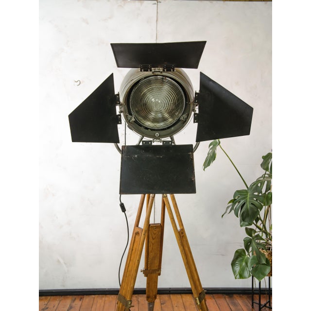 Model 612 The Sputnik Movie Spotlight on Wooden 101 Ama Tripod Floor Lamp by Mole Richardson, 1950s For Sale - Image 17 of 18
