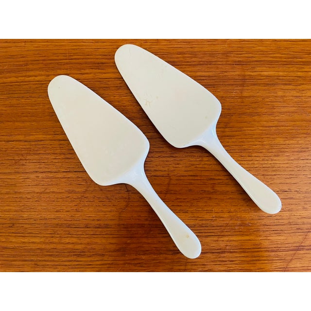 Vintage French Porcelain, Pastry Platter and Cake Lifters by Gien, 1930s, Set of 3 For Sale - Image 11 of 18