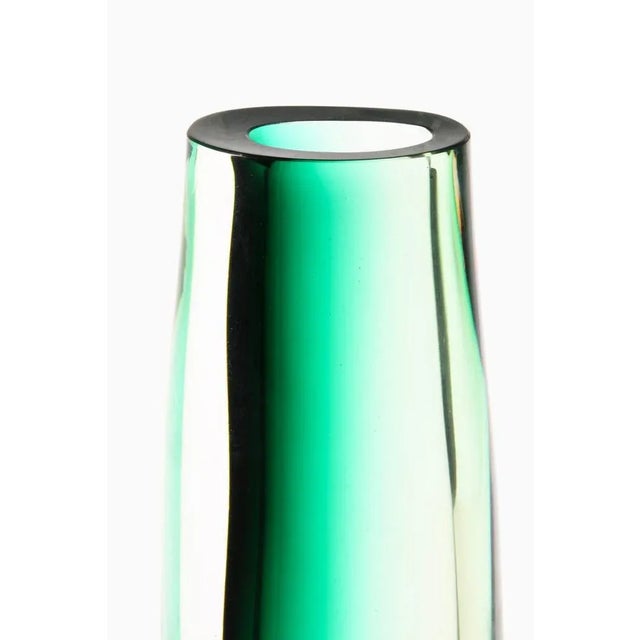 Glass Vase in Green by Vicke Lindstrand, 1960s For Sale - Image 3 of 6