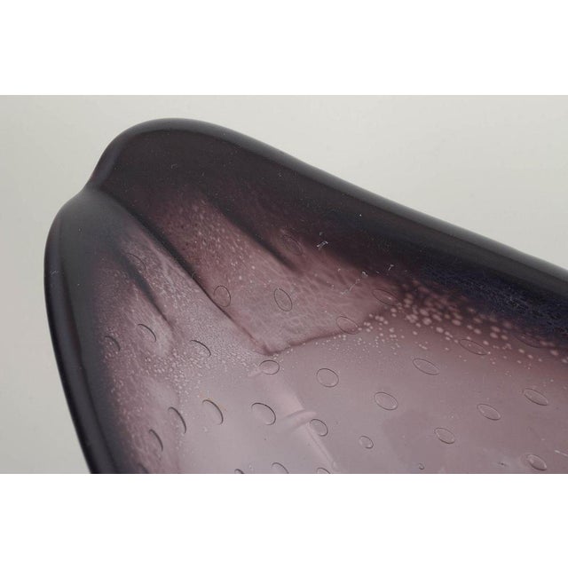 Large Art Glass Bowl with Violet Hue and Air Bubbles from Sölvehyttan, Sweden, 1970s For Sale - Image 3 of 5
