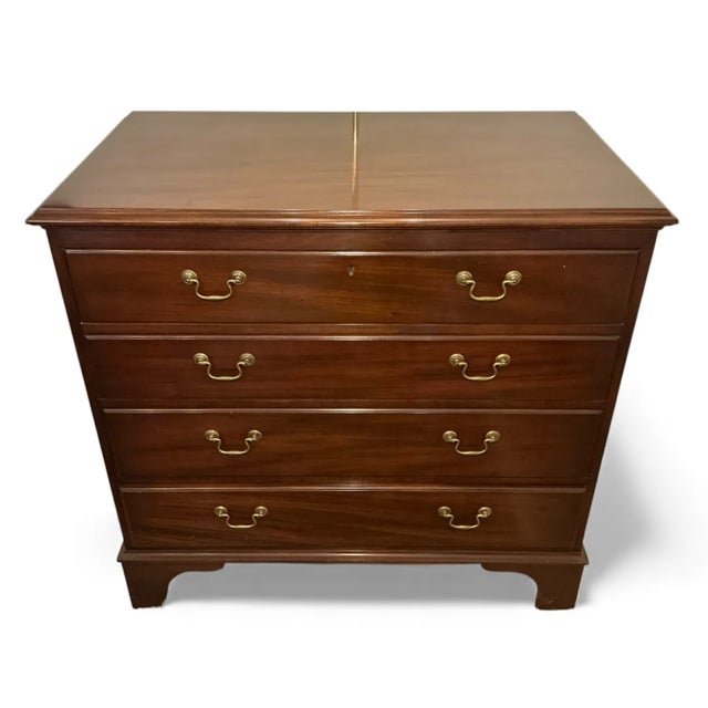 American 1990s Kittinger Mahogany Four-Drawer Bachelor Chests, Matched Pair For Sale - Image 3 of 16