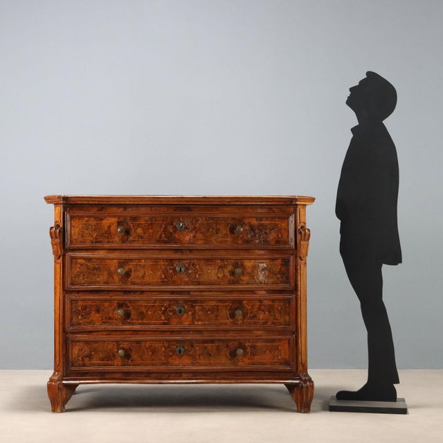 Baroque Lombard chest of drawers, in walnut and walnut burl, with maple trim. The front features four drawers, uprights...