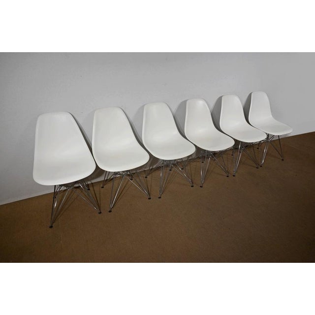 These six DSR model chairs, made up of a chrome structure, were created by Ray and Charles Eames for the Vitra brand. Each...