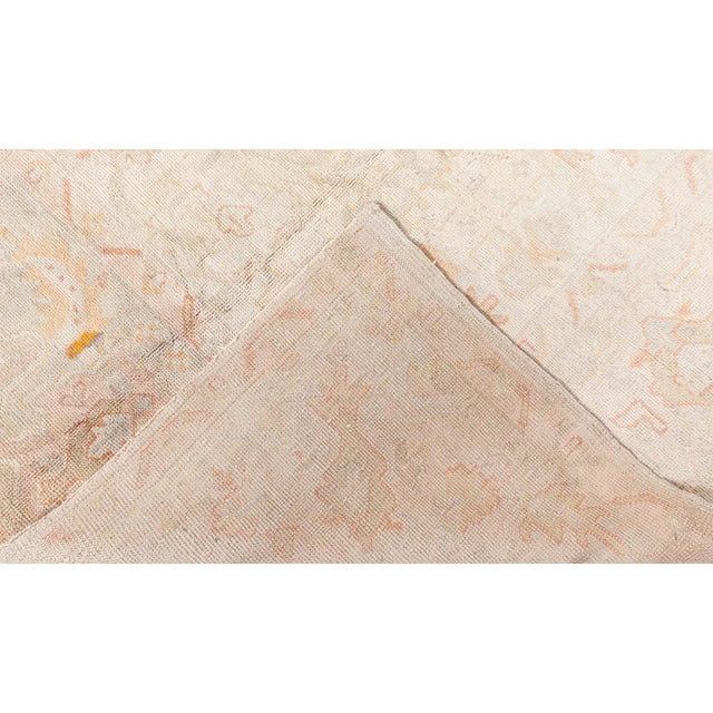 This magnificent antique Oushak rug from the early 20th century exemplifies the renowned weaving tradition of the Oushak...