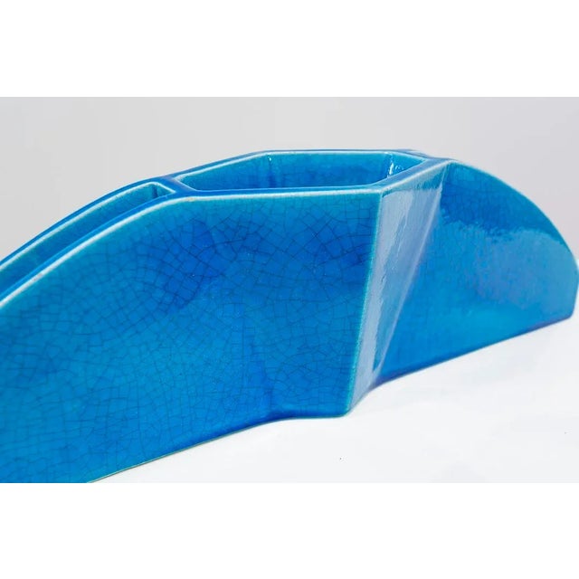 Horizontal centerpiece for flowers in the shape of a fan with three holes. One larger central one and two lateral ones....