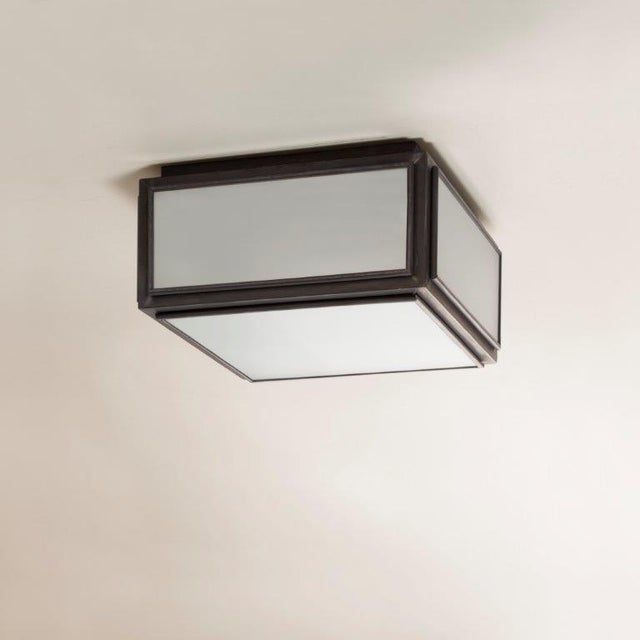 Ceiling light in brass with outside fitted clear or frosted glass and spring closure. For indoor use only (IP40). Lamp LED...