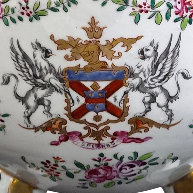 French Chinoiserie Armorial Porcelain Vase and Cover from Samson Paris, 1880s For Sale - Image 8 of 15