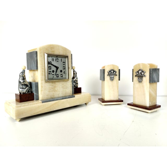 Beige French Art Deco Marble & Onyx Mantel Clock, 1930s, Set of 3 For Sale - Image 8 of 18