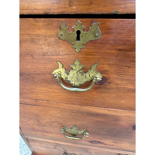 Early 19th C. American Pine Chippendale Chest of Drawers For Sale In Savannah - Image 6 of 12