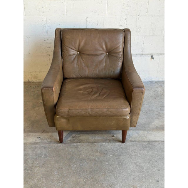 Mid-Century Modern Tufted Leather Lounge Chair Danish Mid-Century Modern Armchair 1960s For Sale - Image 3 of 9