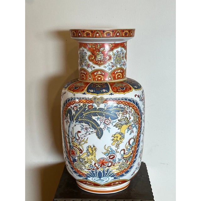 Chinoiserie Mid 20th Century Large 15" Ardalt Italy Chinoiserie Vase & Display Stand  Foo Dog Motif For Sale - Image 3 of 6