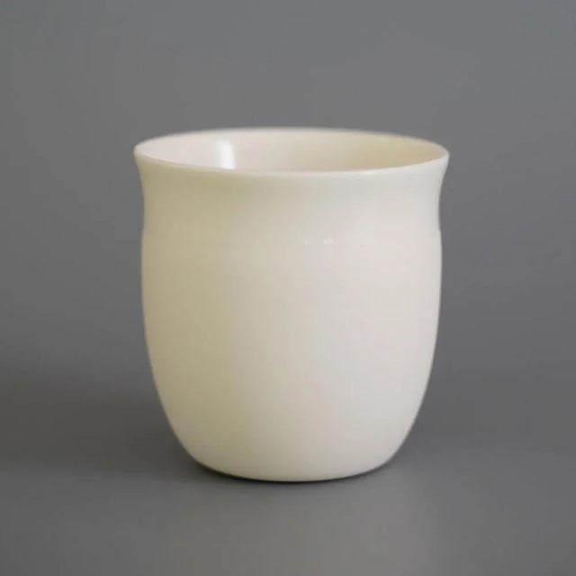 Set of 4 plain curve cup by Studio Cúze Dimensions: W 7 x H 6.5 cm Materials: ceramic The Plain Curve cup is a low-...
