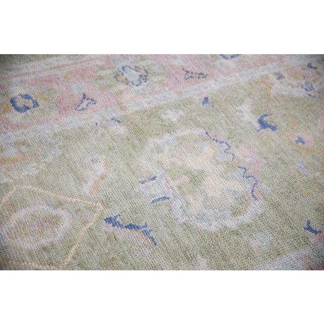 This modern Turkish Oushak rug is a stunning piece of art that has been handwoven using traditional techniques by skilled...