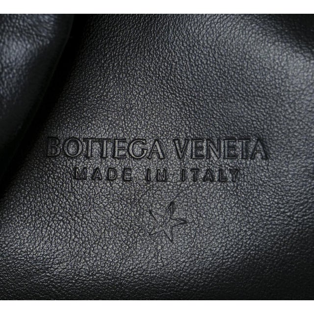 2019 Bottega Veneta Pouch Gold Oro Oversized Large Bark Leather Clutch For Sale - Image 12 of 12