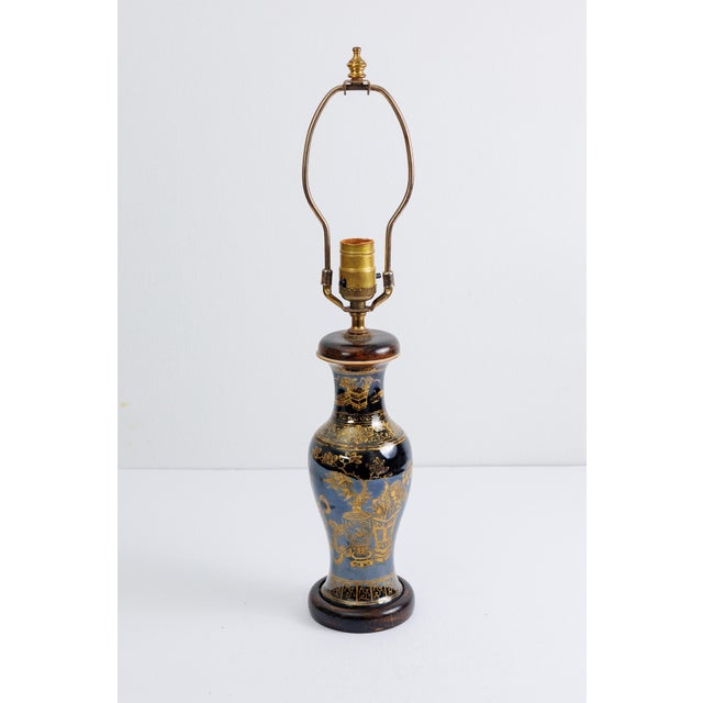 Late 18th Century Chinese Export Porcelain Chinoiserie Lamp With Original Colefax & Fowler Ivory Pleated Silk Shade For Sale - Image 4 of 6
