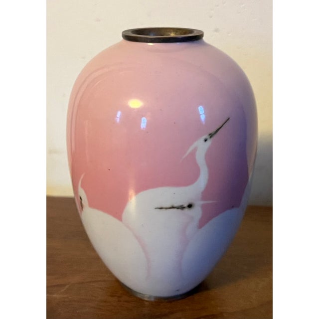 Antique 19th Century Japanese Meiji Wireless Cloisonne Bird Vase Decorated With Egrets or Cranes in Pink and White Enamels For Sale - Image 11 of 16