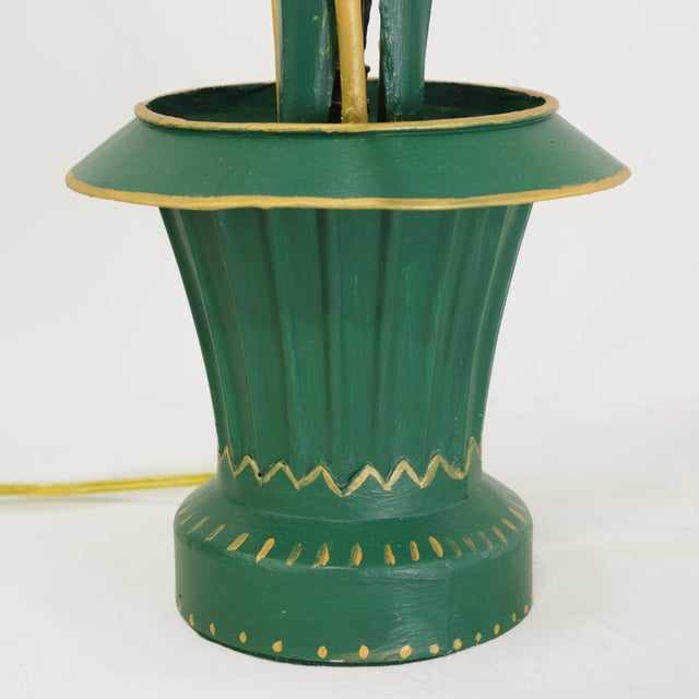 Vintage Floral Tulip Table Lamp – Hand-Painted Metal Tole Style Accent Lamp For Sale - Image 4 of 9