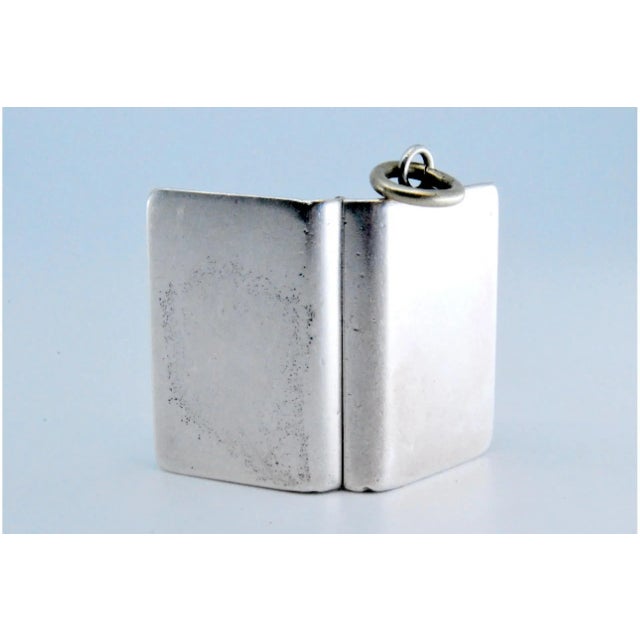 George III Book-Shaped Silver and Gold Vinaigrette Box, in Very Good conditions. Designed before 1890 This piece has an...