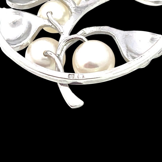 Japanese 1990s Mikimoto Estate Akoya Pearl Circular Flower Brooch Pin Sterling Silver For Sale - Image 3 of 11
