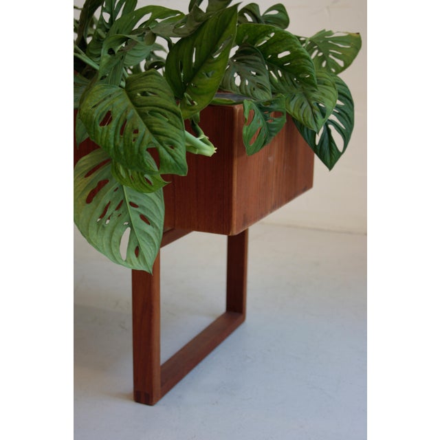 Signs of wear and tear on the inside of the galvanized tub.