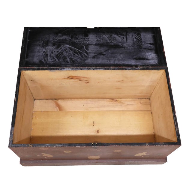 Early 20th Century Folk Painted Storage Trunk | Pennsylvania Dutch Style For Sale - Image 4 of 5
