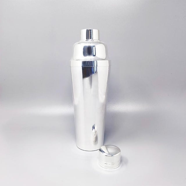 1960s Stunning cocktail shaker in inox. Made in France. This cocktail shaker is in excellent condition. Dimension: diam...
