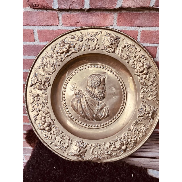 Imposing antique decorative plate made of copper/brass with a diameter of no less than 50 cm. In the center is a beautiful...