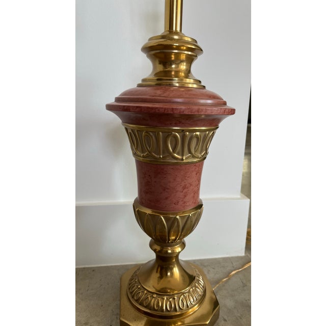 1970s Ethan Allen Palm Beach Regency Urn Lamp in Coral With Brass Accents For Sale In Houston - Image 6 of 11