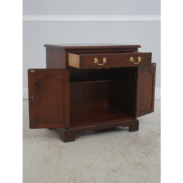 Henkel Harris Pair of Henkel Harris Model 114 Mahogany Georgian Style Nightstands For Sale - Image 4 of 18