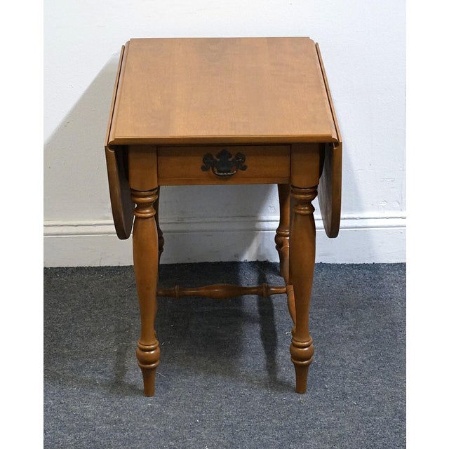 American Ethan Allen Heirloom Nutmeg Maple Colonial Early American 35" Drop Leaf Pembroke Accent End Table 10-8544 For Sale - Image 3 of 16