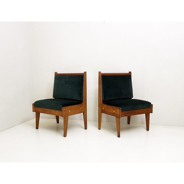 One bench is slightly longer than the other. In fact, one measures 69 cm, the other 66 cm.