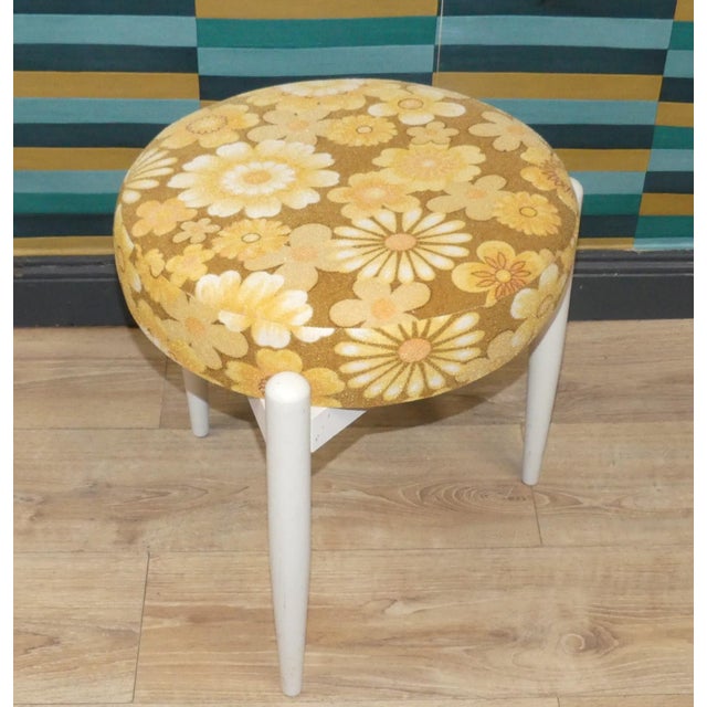 Mid-Century Modern Round Stool with Removable Flower Power Upholstered Seat, 1970s For Sale - Image 3 of 9