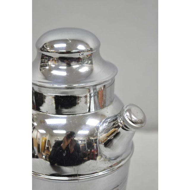 Art Deco Silver Plated Red Bakelite Handle Martini Bar Cocktail Shaker Pitcher For Sale - Image 4 of 12